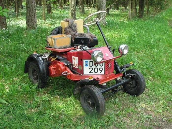 Tjaukle 9_5006.jpg - Min traktor är också en Vespa APE 125 cc. Den är nu reg. som traktor.